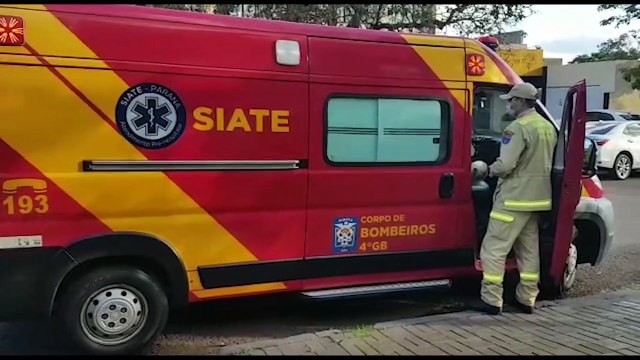 Mulher tem suspeita de fratura após colisão entre carro e moto no Bairro Maria Luíza