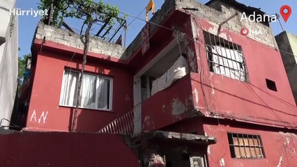 Sokakta kalıyor diye 13 yaşındaki kızını zincire vurduğu iddia edildi
