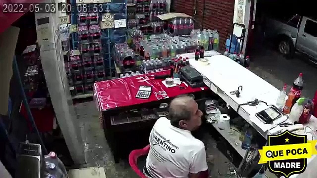 "¡Deja a mi papá!": el indignante momento en que un ladrón agrede a abuelito durante asalto