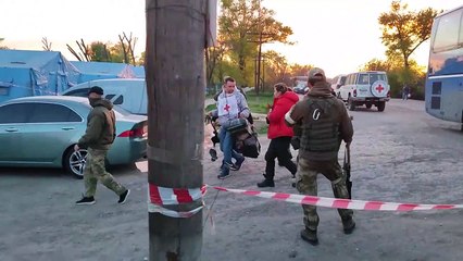 Evacúan a otros 50 civiles de la acería ucraniana de Azovstal, bajo asedio ruso