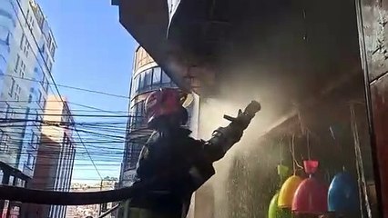 Reportan un incendio en una tienda de artículos de iluminación en La Paz