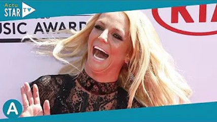 Britney Spears enceinte : la chanteuse pose nue avec son chien