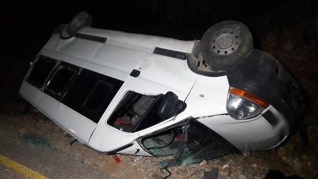 Düzensiz göçmenleri taşıyan minibüs kaza yaptı