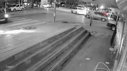 Taksi ile çarpışan otomobilin dükkana çarptığı anlar kamerada