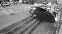 Taksi ile otomobilin çarpıştığı kaza kamerada