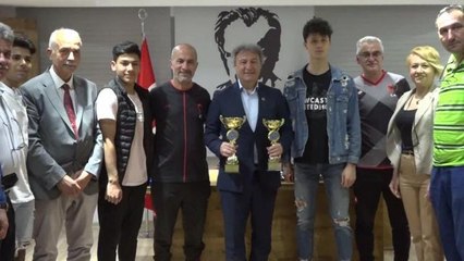 Şampiyonluk Kupası ile Bornova Belediye Başkanı İduğ'u Ziyaret Ettiler