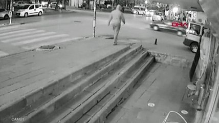 Taksi ile çarpışan otomobil dükkâna daldı