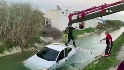 Direksiyon hakimiyetini kaybeden sürücü kanala uçtu