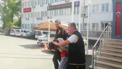 Son dakika haberleri... KENDİNİ POLİS OLARAK TANITIP GİTTİĞİ EVDE 113 BİN TL GASBEDEN ŞÜPHELİ TUTUKLANDI