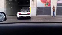 Un énorme boulet tente de rentrer dans un parking en Lamborghini