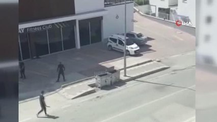 Tartıştığı kişinin arabasını sopa ile paramparça etti, yaşanan o anlar kameraya böyle yansıdı