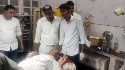 चली तलवारें व लाठियां, ठहर गए कदम