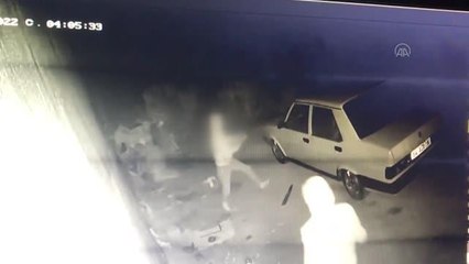 Kundaklanan otomobil, kullanılamaz hale geldi