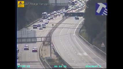 La AP-7, tallada en sentit nord a Tarragona per un camió de gran tonatge bolcat