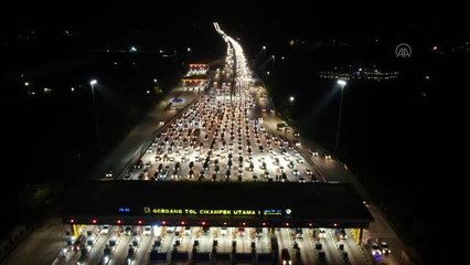 BATI CAVA - Endonezya'da bayram tatili dönüşünde otoyolda araç seli