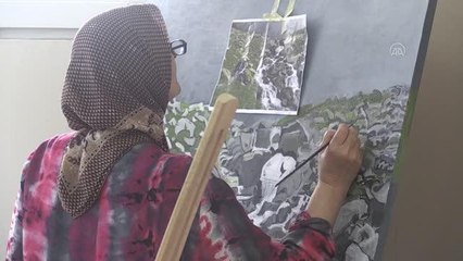 Engelli oğlunu kaybeden 68 yaşındaki anne, acısını resimle hafifletiyor