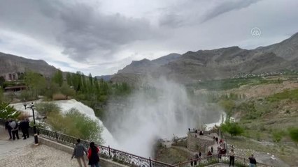 Tortum Şelalesi'nde ilkbahar coşkusu