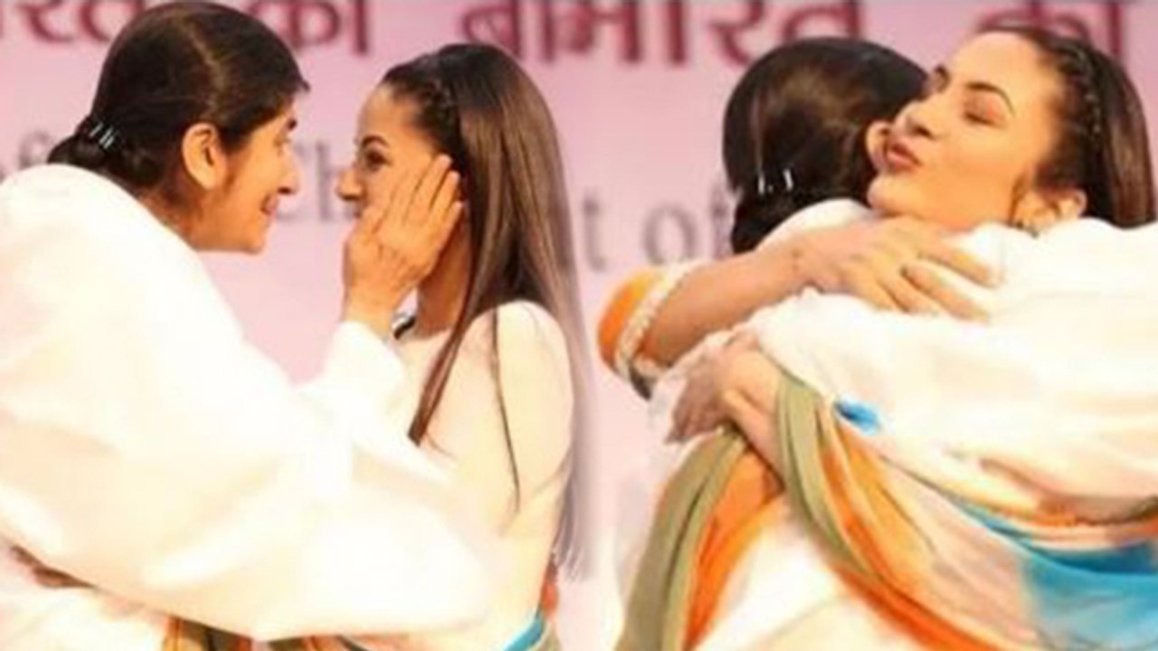 Shehnaaz Gill Brahma Kumari Event में Emotional, BK Shivani Didi को Hug करते Viral Video| Boldsky
