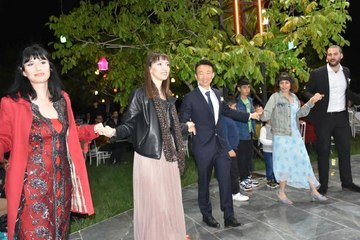 OZAN İLE ABD'Lİ DAİSY'NİN AŞKI, 6 ÜLKEDEN ARKADAŞLARININ HALAY ÇEKTİĞİ DÜĞÜNLE TAÇLANDI