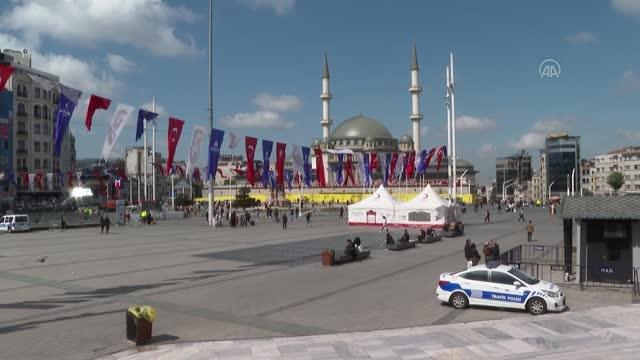 Taksim Meydanı'nda yaya ve sürücülere güvenli trafik bilgilendirmesi yapıldı