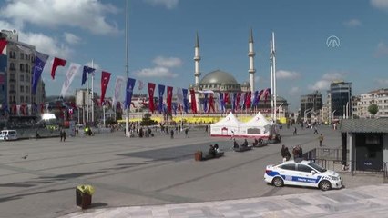 Taksim Meydanı'nda yaya ve sürücülere "güvenli trafik" bilgilendirmesi yapıldı