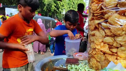 Small Boy Manages Everything Must Hard Working Selling Tasty Bhel Puri