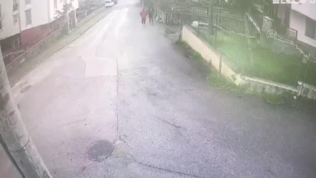 Çaldıkları araçları parçalayıp sattıkları öne sürülen 4 şüpheli yakalandı