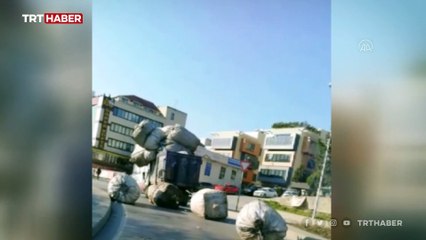 Kamyon kasasındaki çuvallar yola savruldu