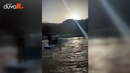 Aracıyla dereyi geçmeye çalışırken baraj kapakları açıldı
