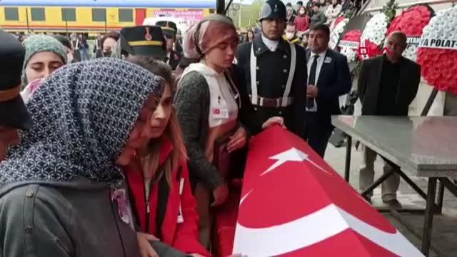 Trafik kazasında yaralanarak hastanede şehit olan Uzman Çavuş Muharrem Efendi Dündar, son yolculuğuna uğurlandı-1