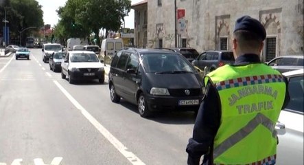 Vali Canalp, 'Cep telefonu çağımızın hastalığı' diyerek yayalara uyarıda bulundu