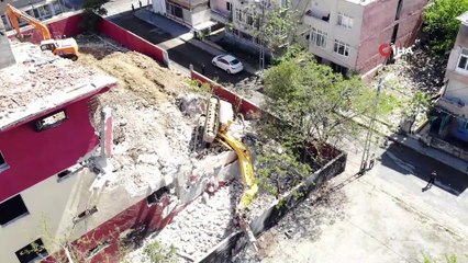 O okul Küçükçekmece'ye bela oldu: Bu sefer kepçe devrildi