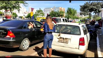 Mães recebem flores em ação da Transitar no Calçadão Central