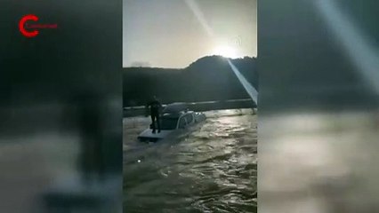 Aracıyla dereyi geçmeye çalışırken baraj kapakları açıldı