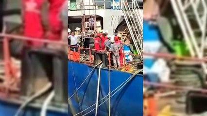 Tuzla Tersanesinde Zehirlenen İşçilerin Vinçle Ambulansa Taşınması Tepki Çekti