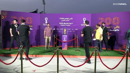 شاهد: طوابير من العمال الأجانب في قطر لالقاء نظرة على كأس العالم