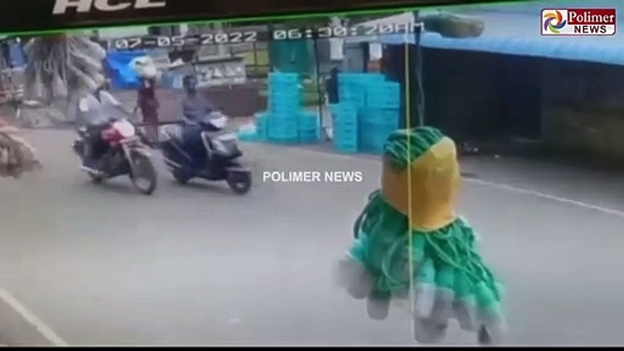 ஏற்காட்டில் பட்டப்பகலில் இருசக்கர வாகனம் திருடிச்சென்ற இரண்டு வாலிபர்கள்...