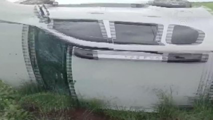 ŞANLIURFA - Şarampole devrilen otomobildeki 5 kişi yaralandı