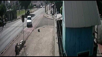 Veja o momento da colisão que deixou motociclista ferido no Santa Cruz