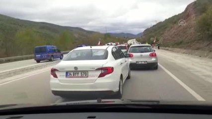 Hafif ticari araçla minibüs çarpıştı, 3 kişi öldü, 12 kişi yaralandı