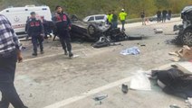 Hafif ticari araç ile karşı yönden gelen minibüs çarpıştı: 3 ölü, 12 yaralı