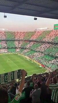 Los cánticos de la afición del Betis en la previa ante el Barça / Víctor Malo