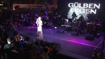 Gülben Ergen sahnede bayıldı