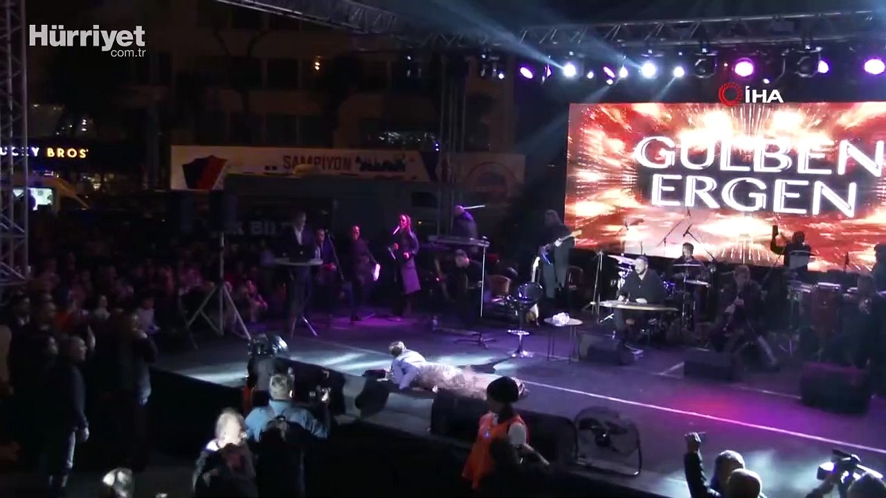 Gülben Ergen sahnede bayıldı