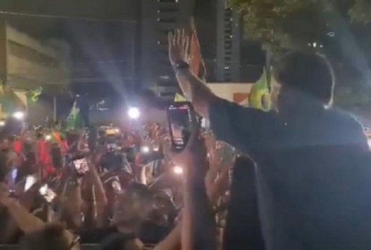 Bolsonaro é carregado nos ombros por apoiadores em João Pessoa e janta ao lado de Nilvan Ferreira