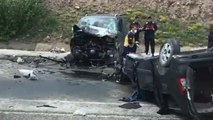 Ticari araç ile minibüs çarpıştı: 3 ölü, 12 yaralı