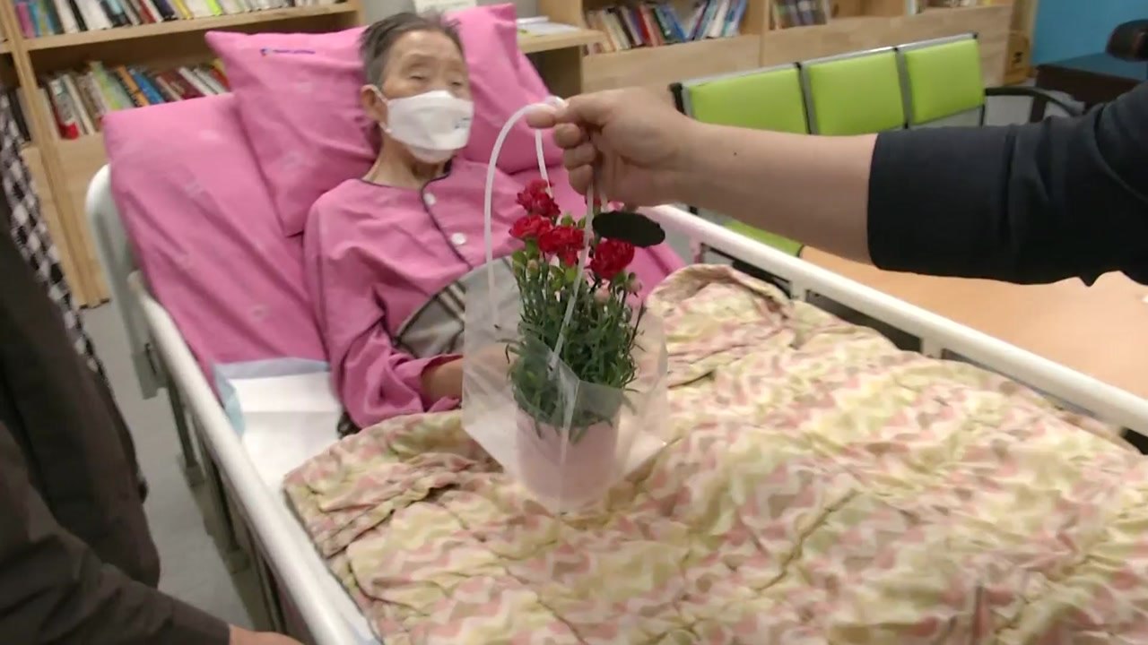 어버이날 대면 면회 허용된 요양병원...발길 이어져 / YTN