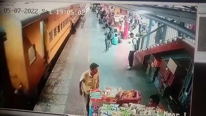 Railway : चलती ट्रेन व प्लेटफॉर्म में फंसी महिला, कांस्टेबल ने ऐसे बचाई जान, देखें video