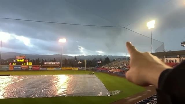 Espectadores de un partido de béisbol en EEUU presencian la formación de un tornado