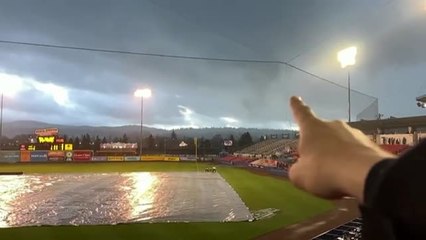 Espectadores de un partido de béisbol en EEUU presencian la formación de un tornado